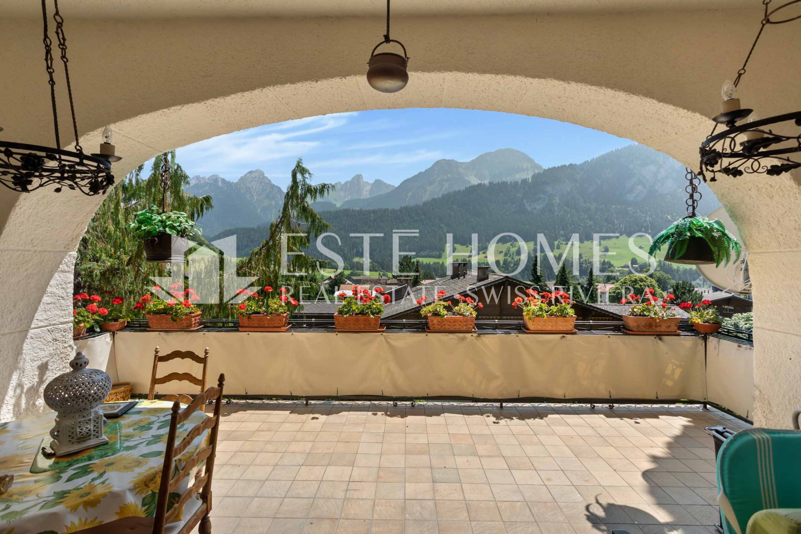 Überdachte Terrasse mit Alpenblick