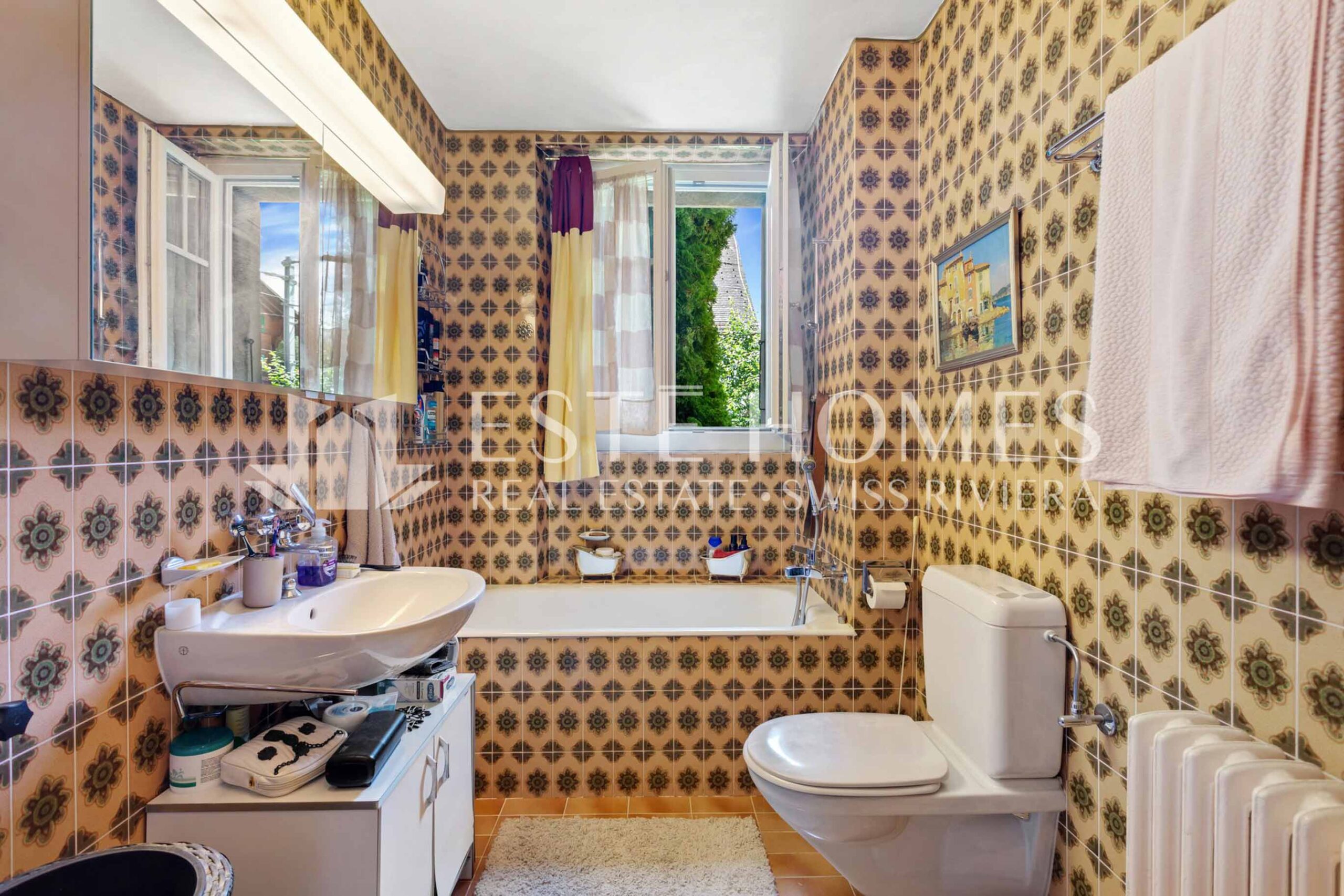 Badezimmer mit Retro-Fliesen und Badewanne