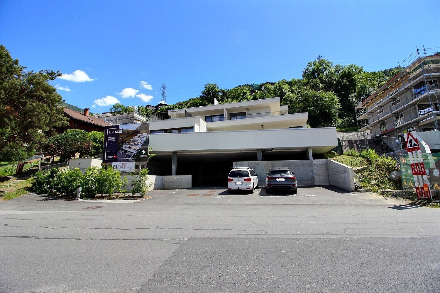 Modernes Mehrfamilienhaus an Hanglage