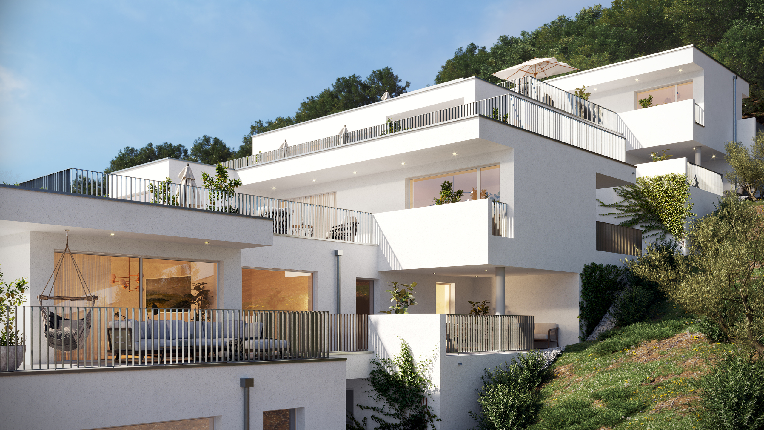 Moderne weiße Terrassenanlage am Hang