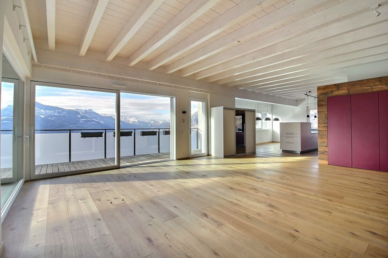 Heller Wohnraum mit Panoramablick