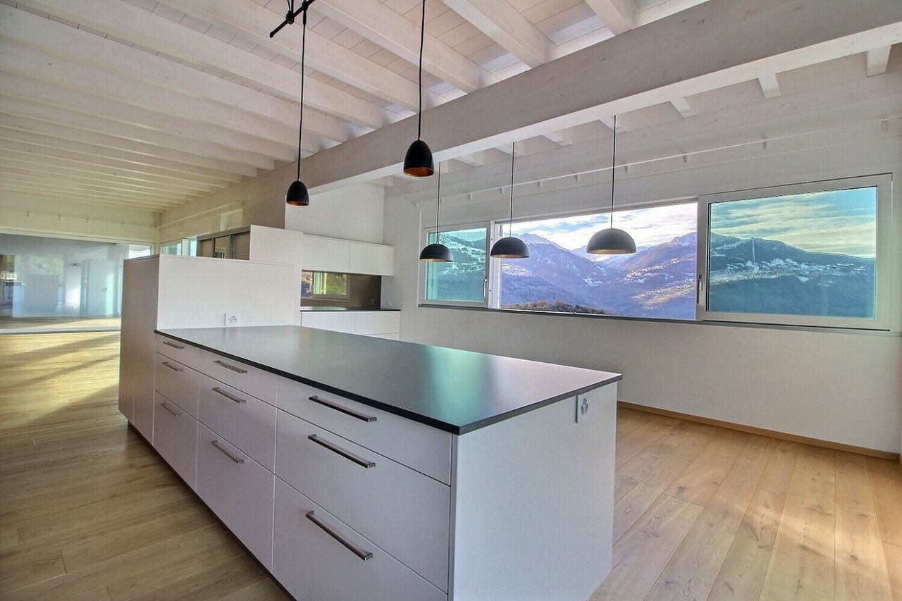 Moderne Küche mit Bergblick