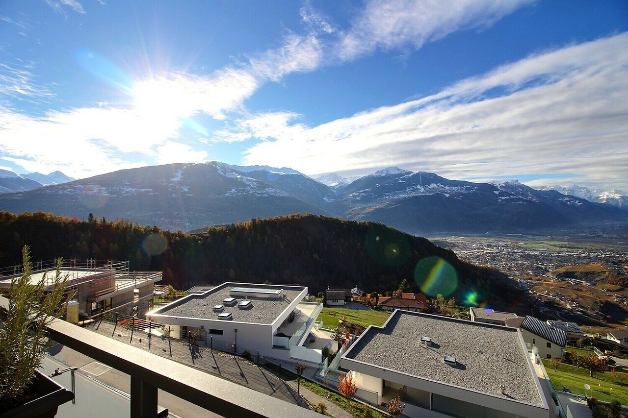 Panoramablick auf Berge und Siedlung