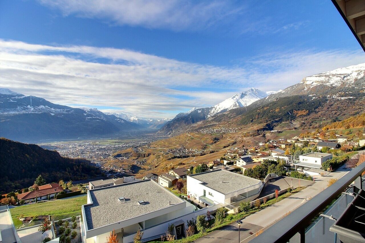 Alpenpanorama mit Wohngebiet