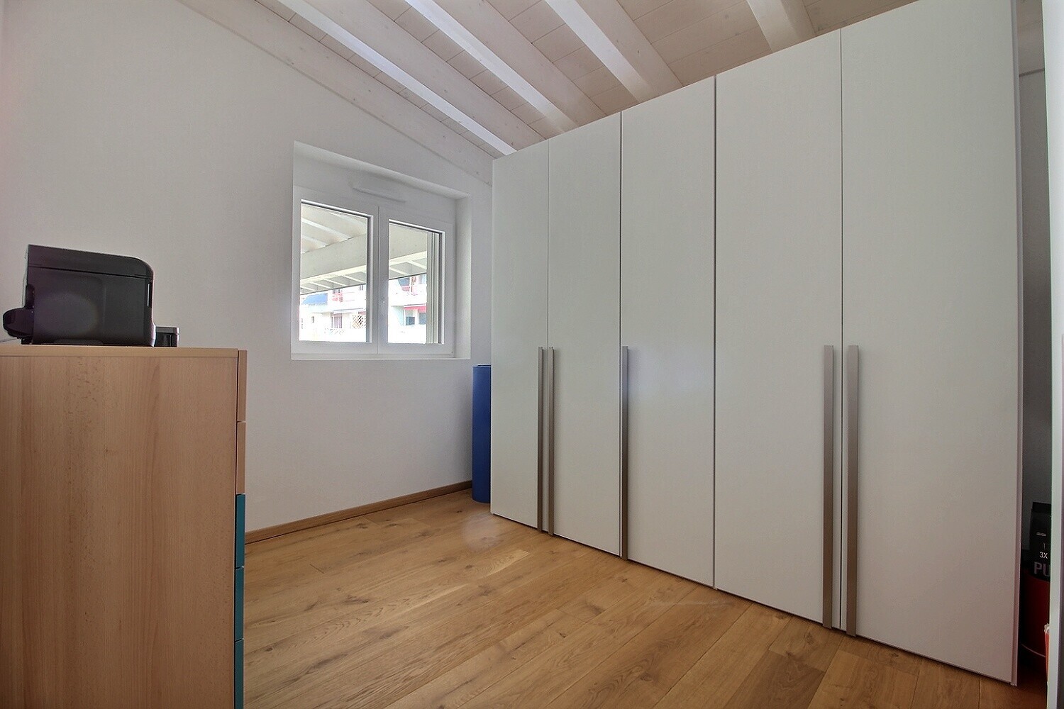 Helles Schlafzimmer mit Einbauschränken
