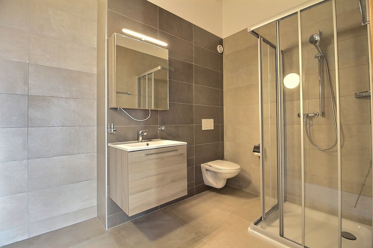 Modernes Badezimmer mit Dusche und Waschtisch