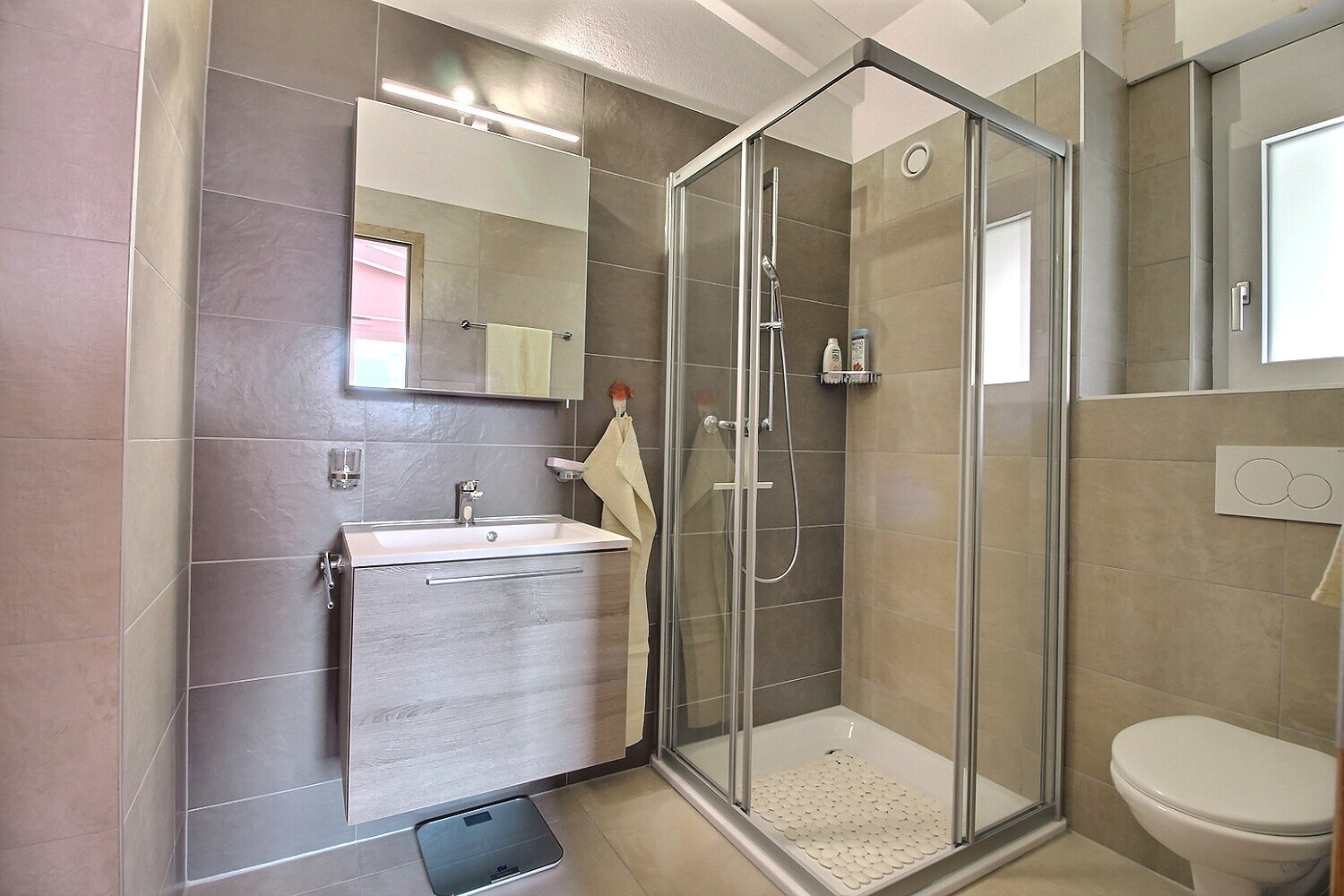 Modernes Badezimmer mit Dusche und Wand-WC