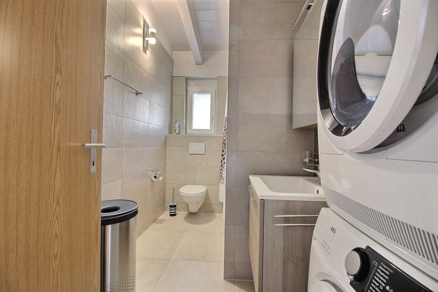 Modernes Badezimmer mit Waschturm