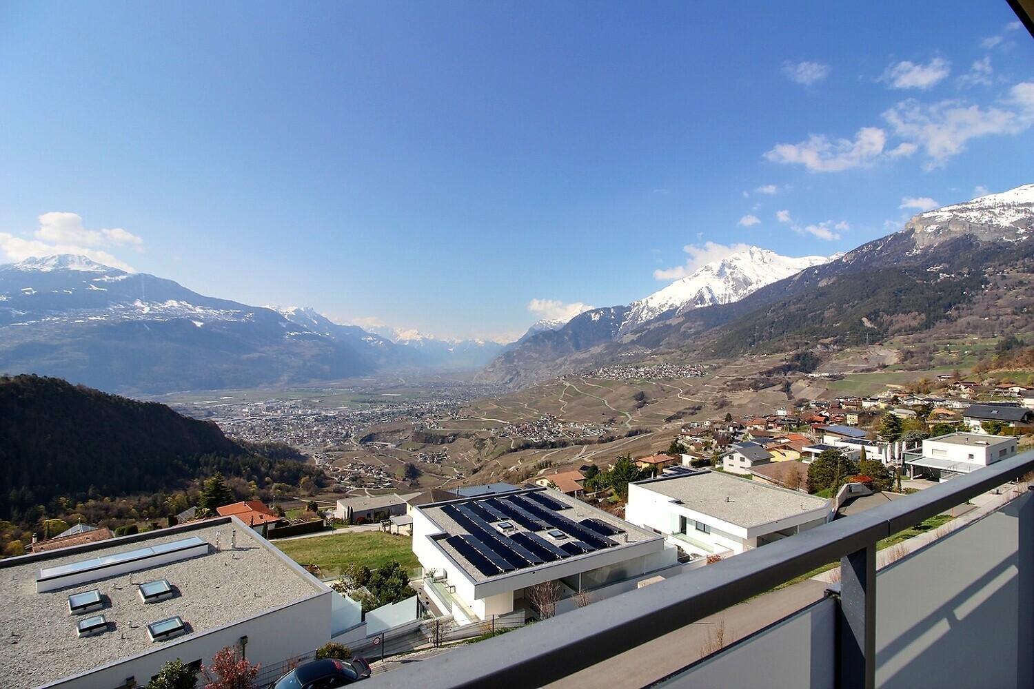 Panoramablick über Bergtal und Wohnsiedlung