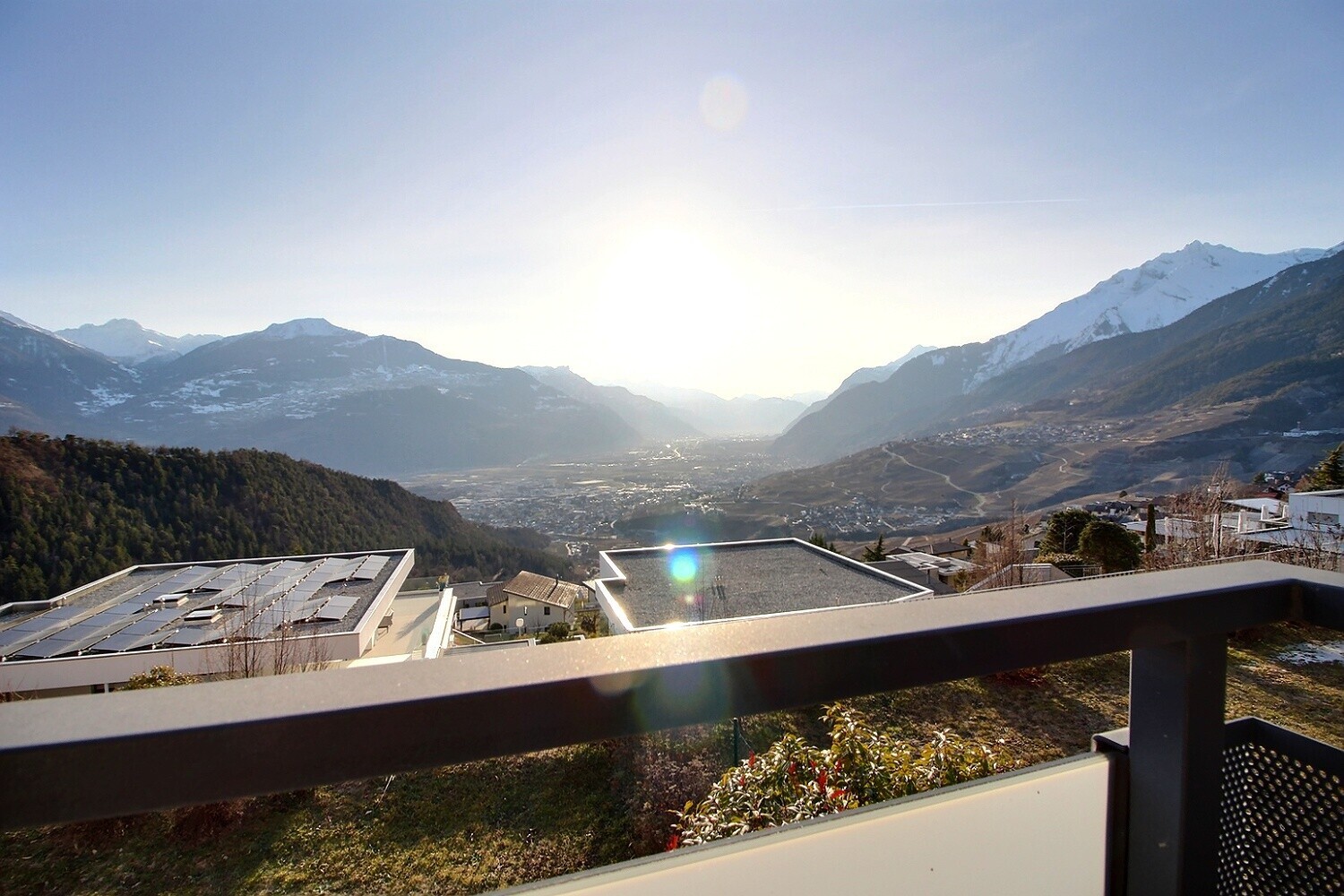 Bergpanorama von einer Terrasse