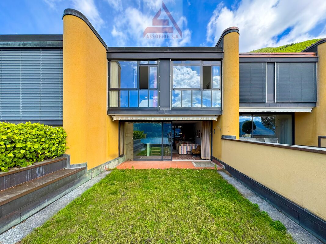 Außenansicht eines modernen Wohngebäudes mit Innenhof/Gartenbereich