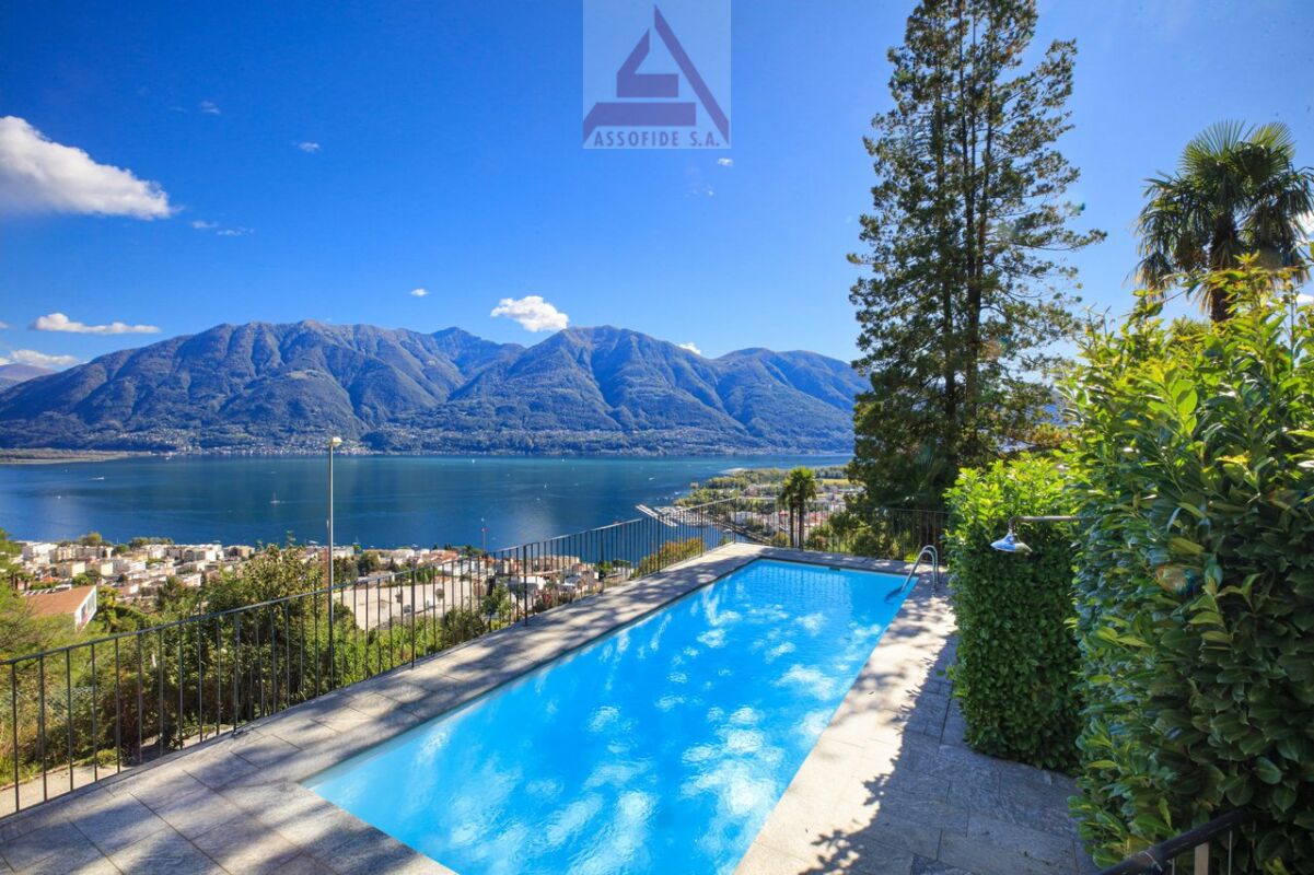 Poolterrasse mit Seeblick