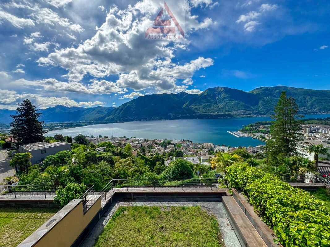 Seeblick von einer Terrasse mit Garten