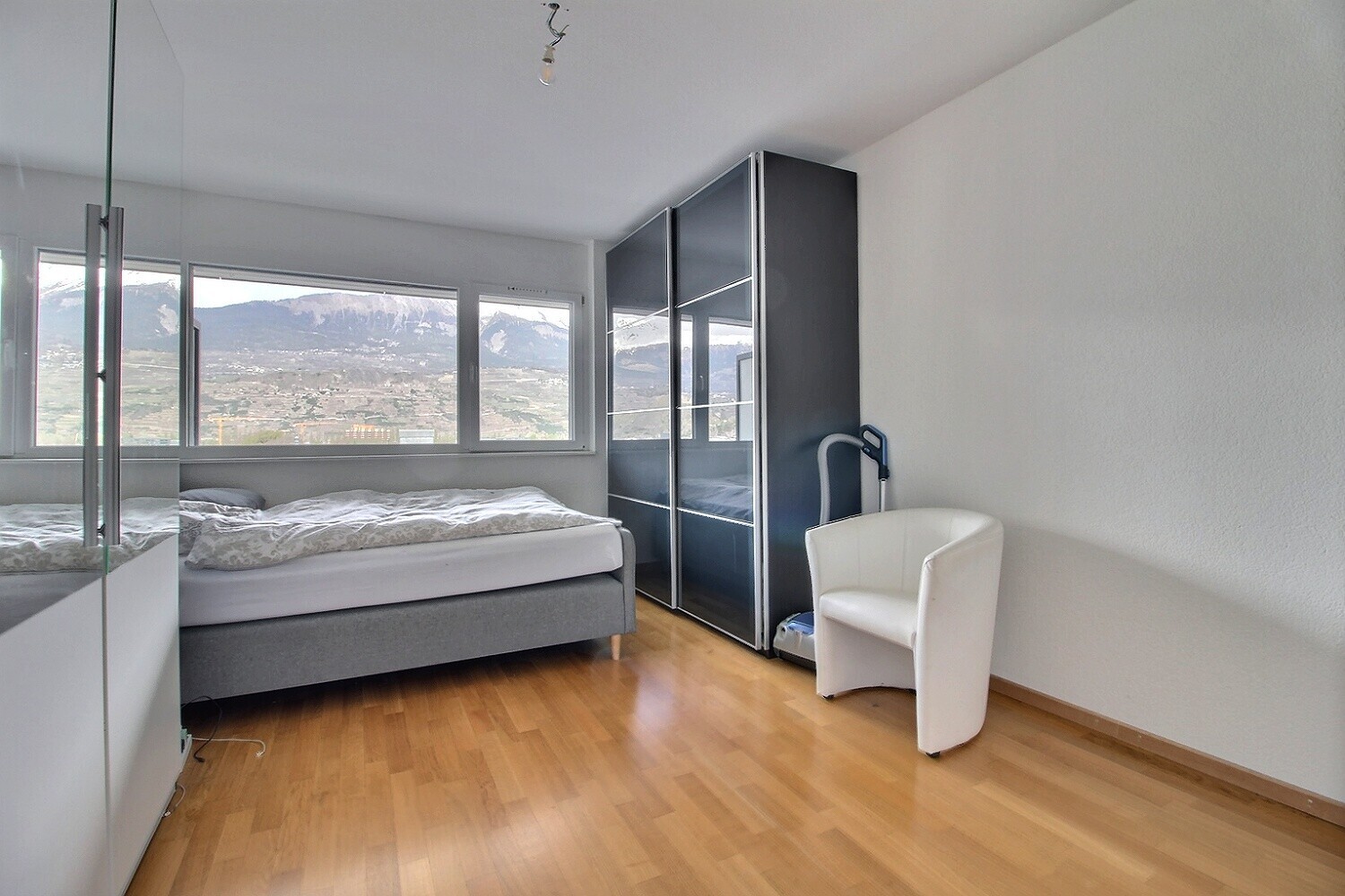 Helles Schlafzimmer mit Bergblick