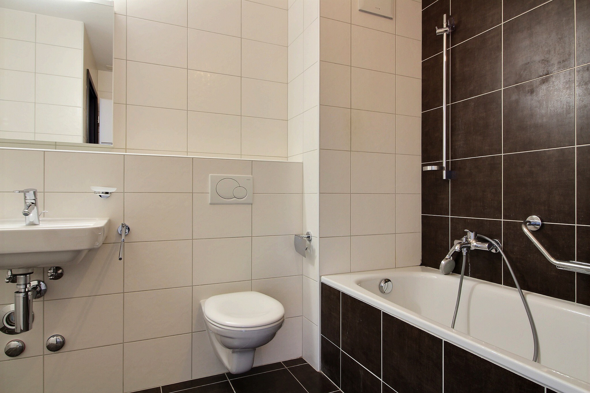 Modernes Badezimmer mit Badewanne und WC