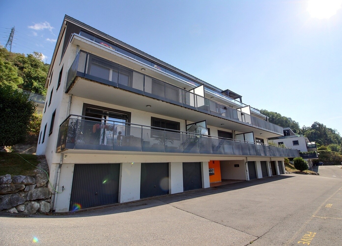Mehrfamilienhaus mit Balkonen