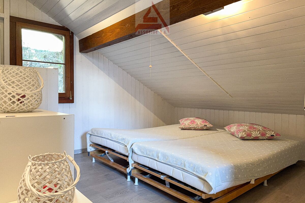 Dachgeschoss-Schlafzimmer mit zwei Betten