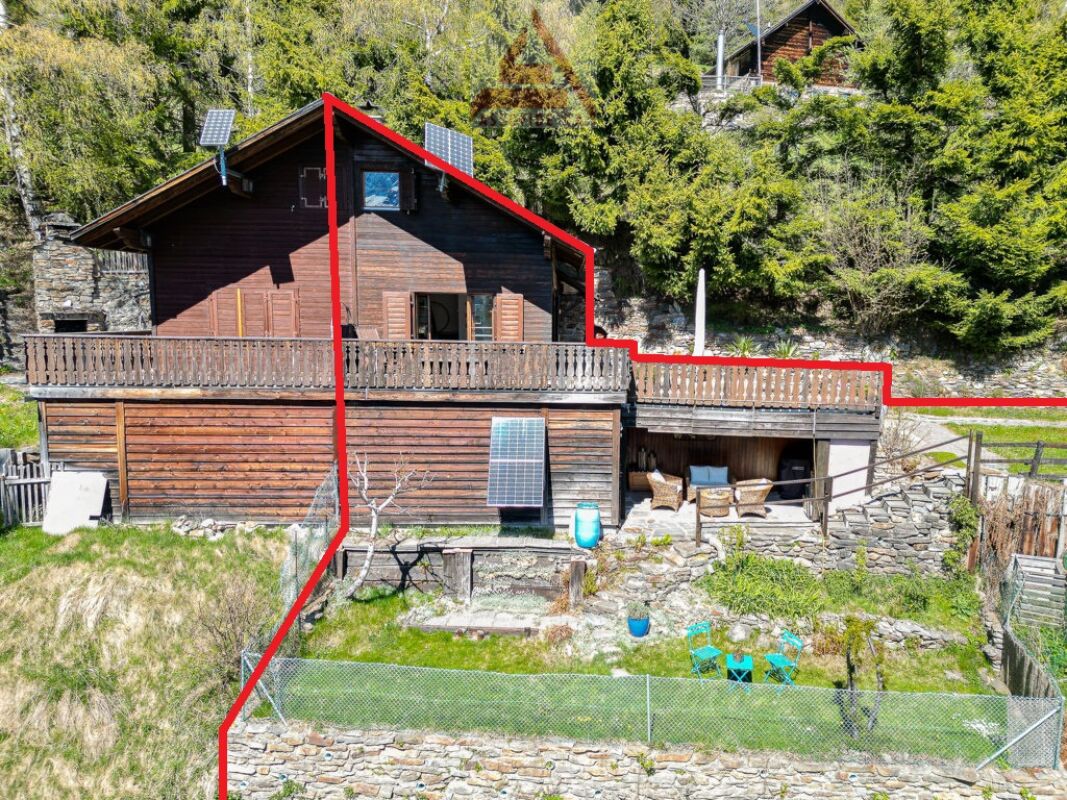 Holzhütte im Hang mit Terrasse und Garten