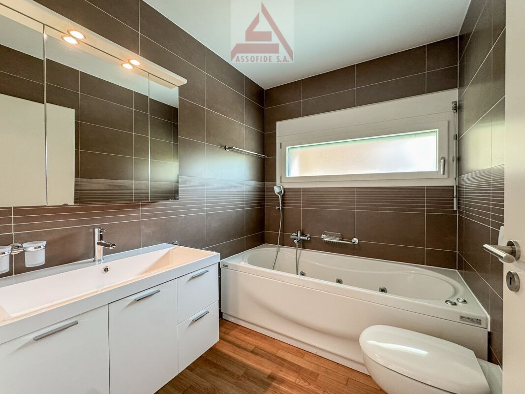 Modernes Badezimmer mit Badewanne und Waschtisch