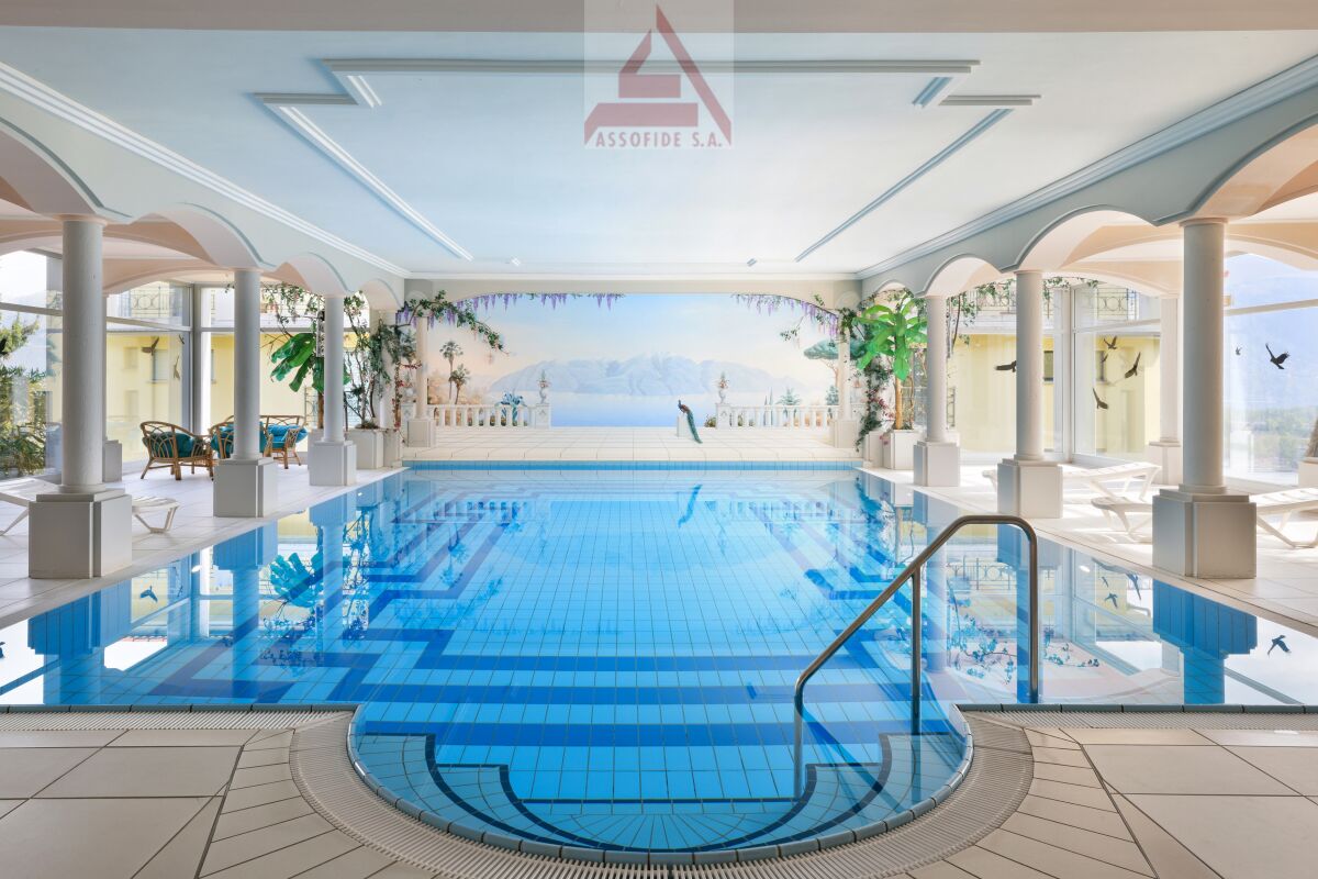 Indoor-Schwimmbad mit Säulen und Freskenwand