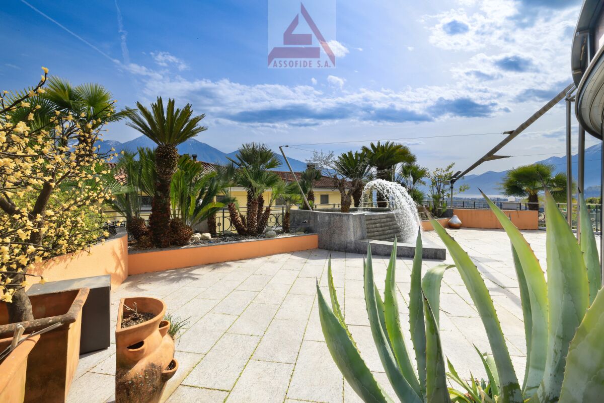 Dachterrasse mit Garten und Brunnen
