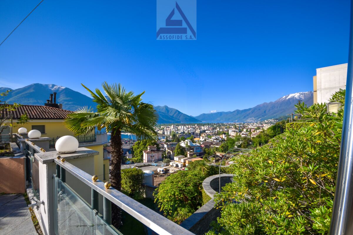 Balkon mit Panoramablick auf Berge und Stadt