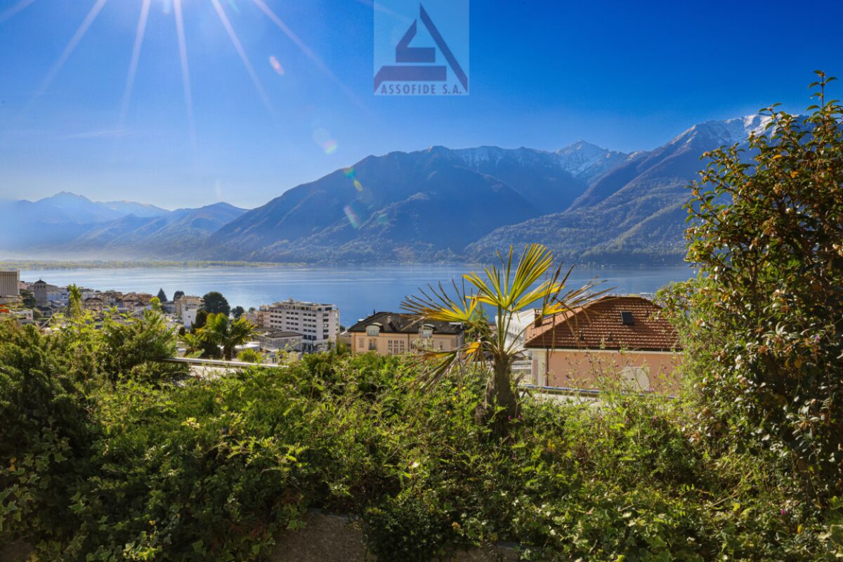 Seeblick mit Bergen und Garten