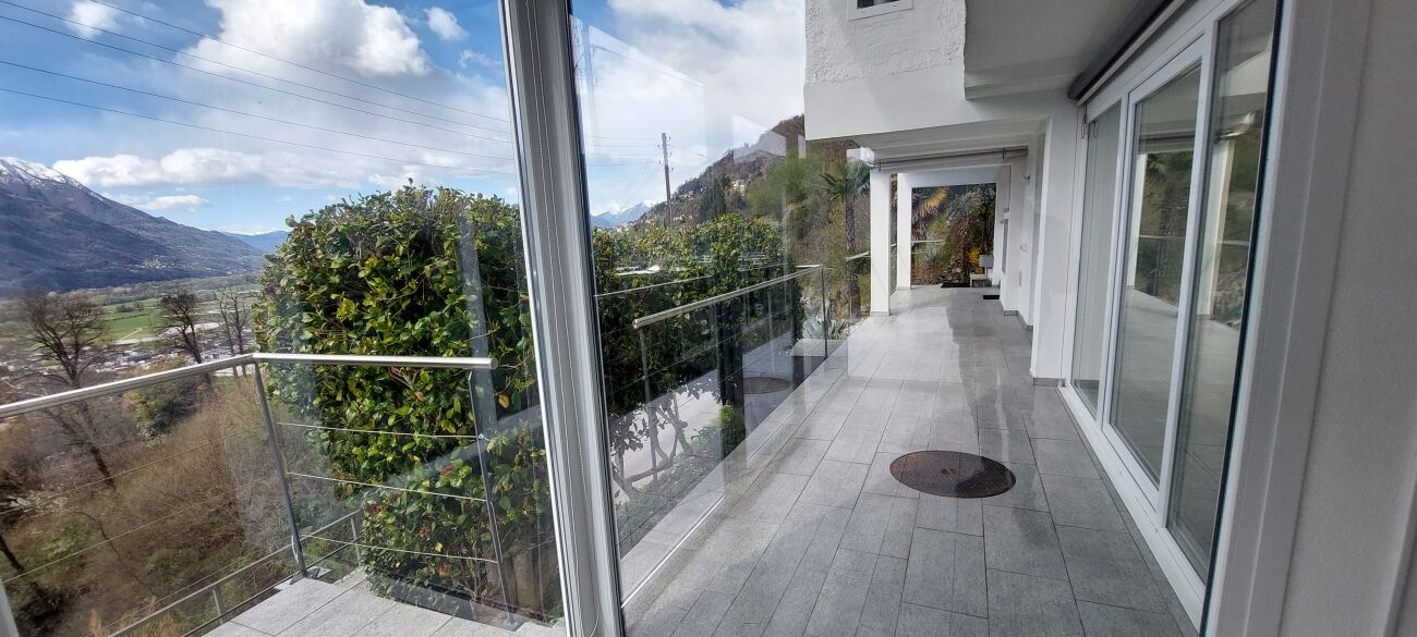Moderne Terrasse mit Bergblick