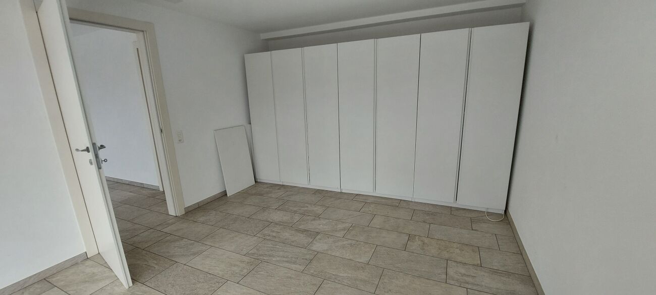 Leeres Schlafzimmer mit Einbauschrank