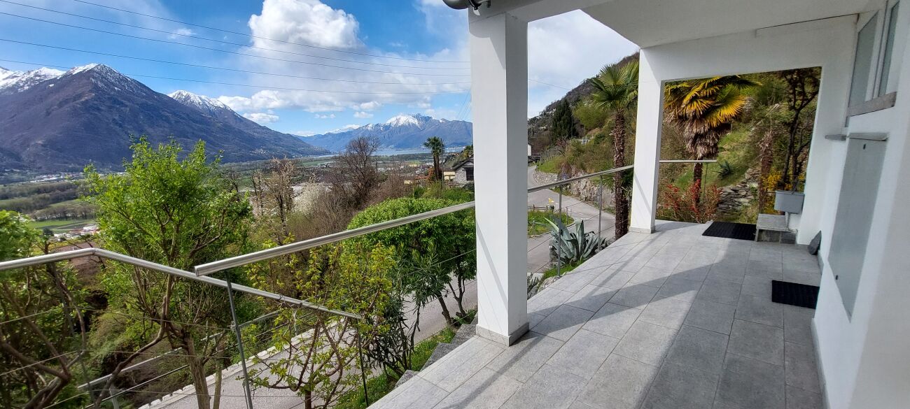 Balkon mit Bergpanorama