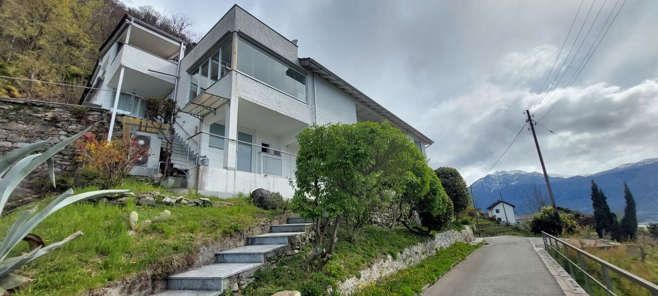 Modernes Haus am Hang mit Bergblick