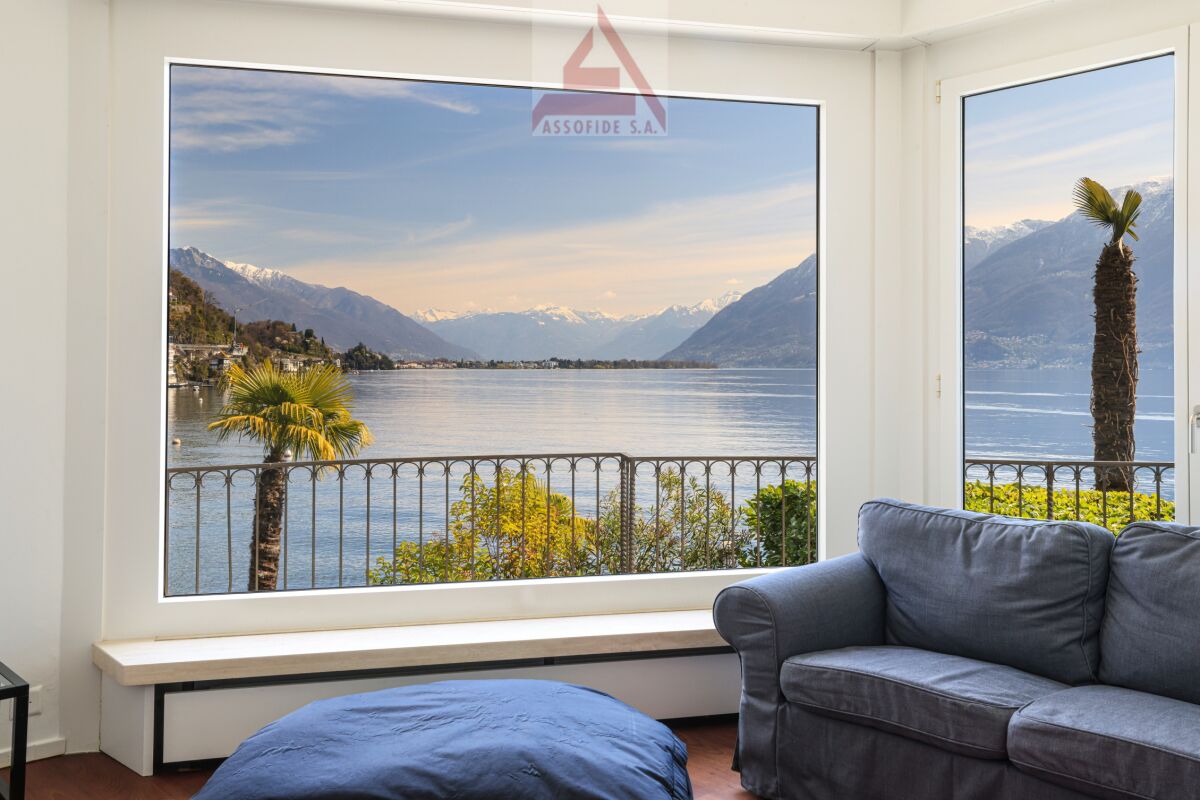 Wohnraum mit Panoramablick auf See und Berge