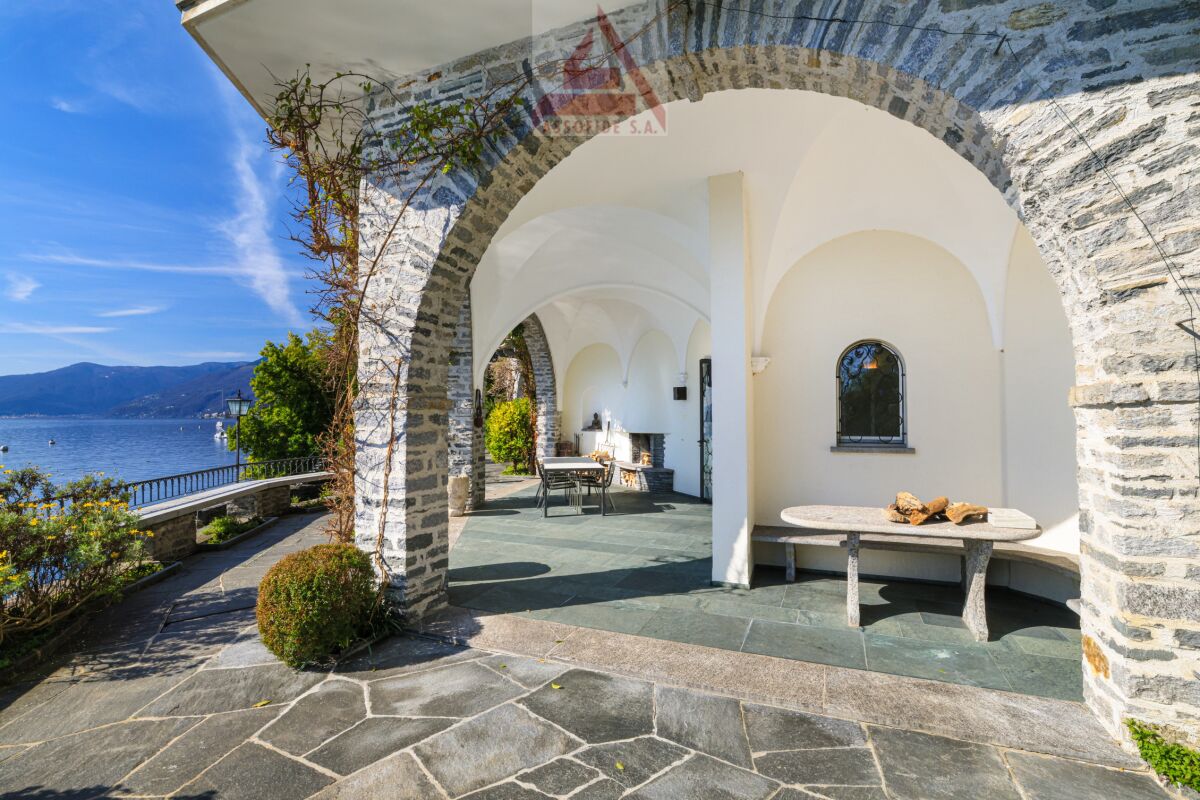 Überdachte Terrasse mit Seeblick