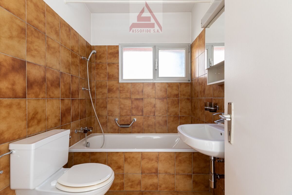 Kleines Bad mit Badewanne und Wand-WC