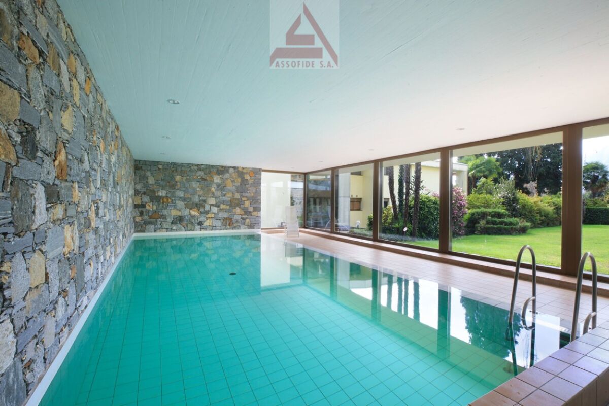 Indoor-Pool mit Gartenblick