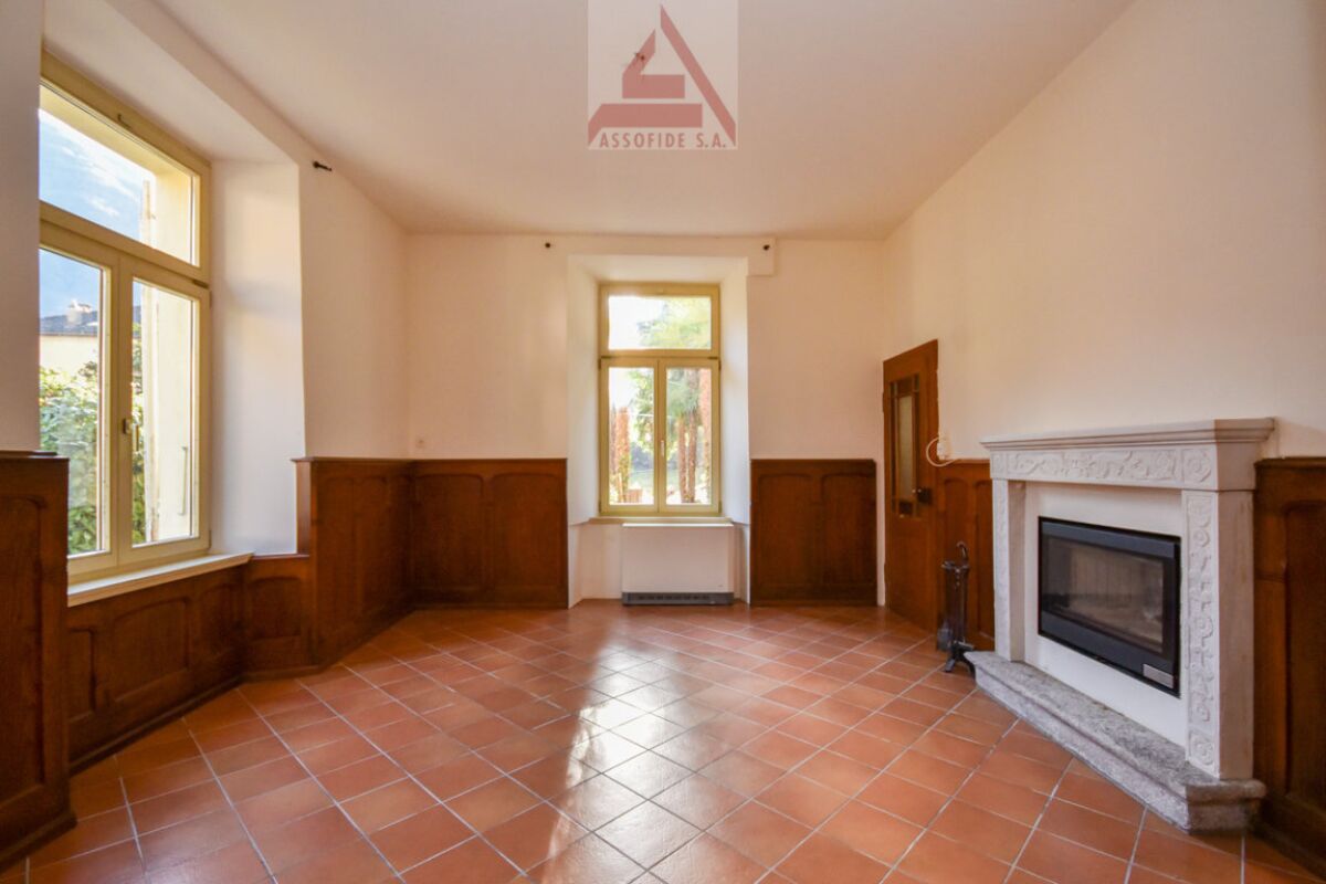 Historischer leerer Wohnraum mit Kamin