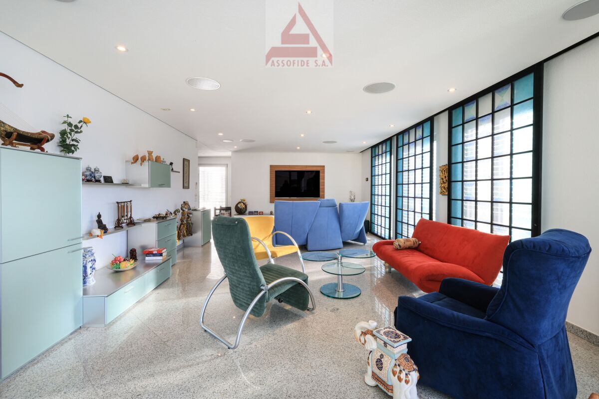 Modernes Wohnzimmer mit großen Fenstern