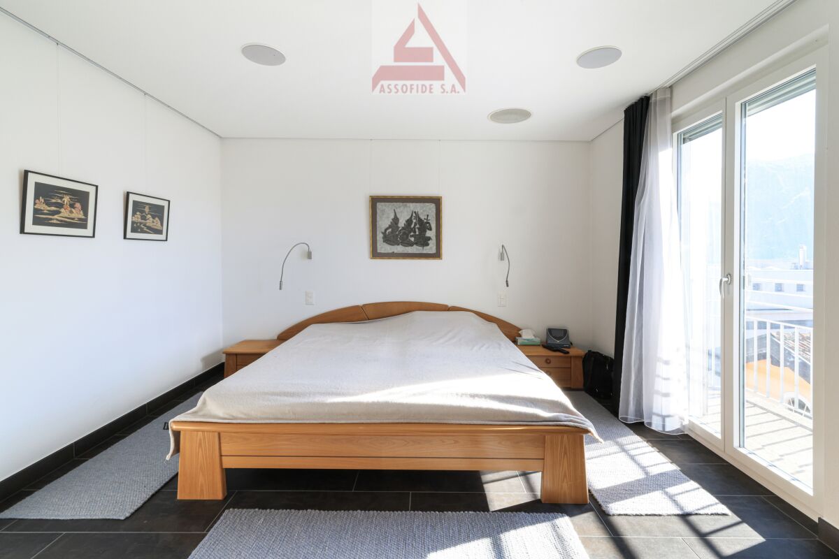 Helles Schlafzimmer mit Balkonzugang
