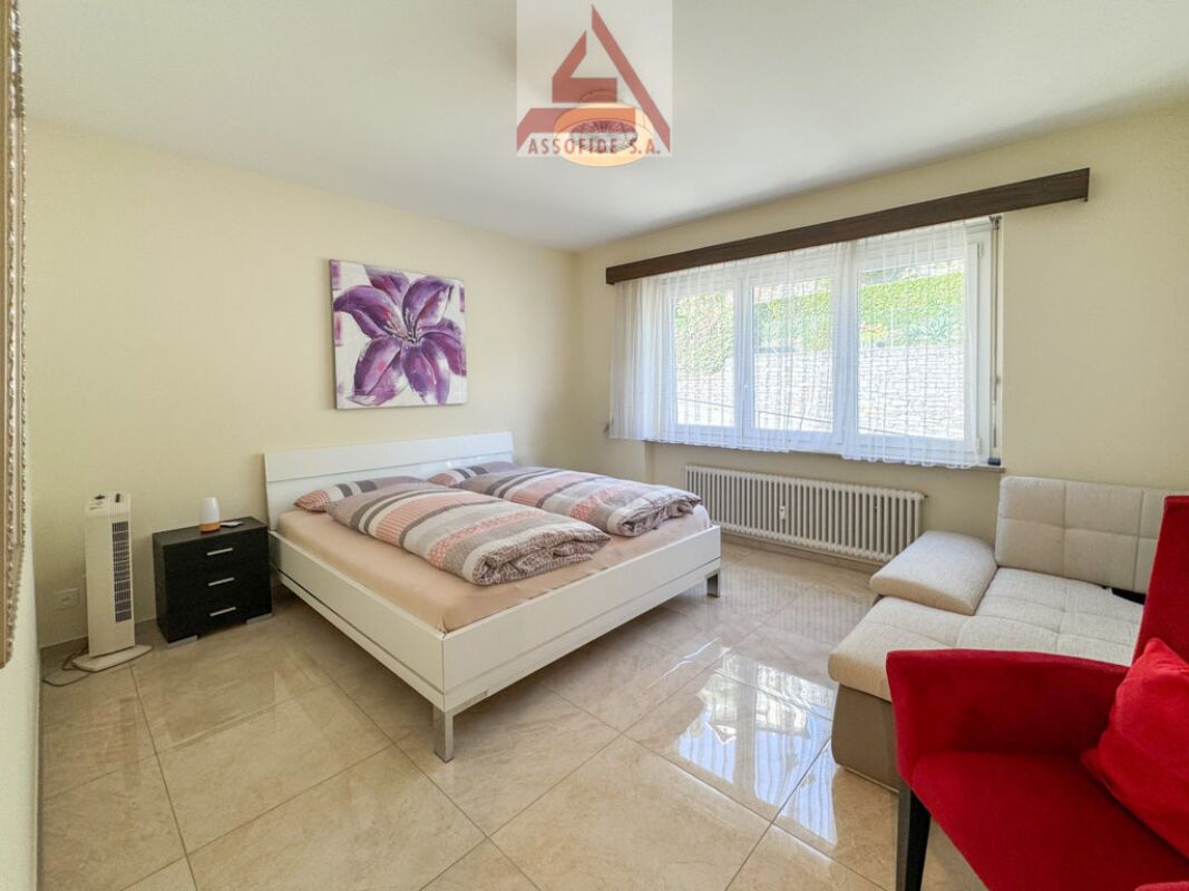 Helles Schlafzimmer mit Bett und Sofa