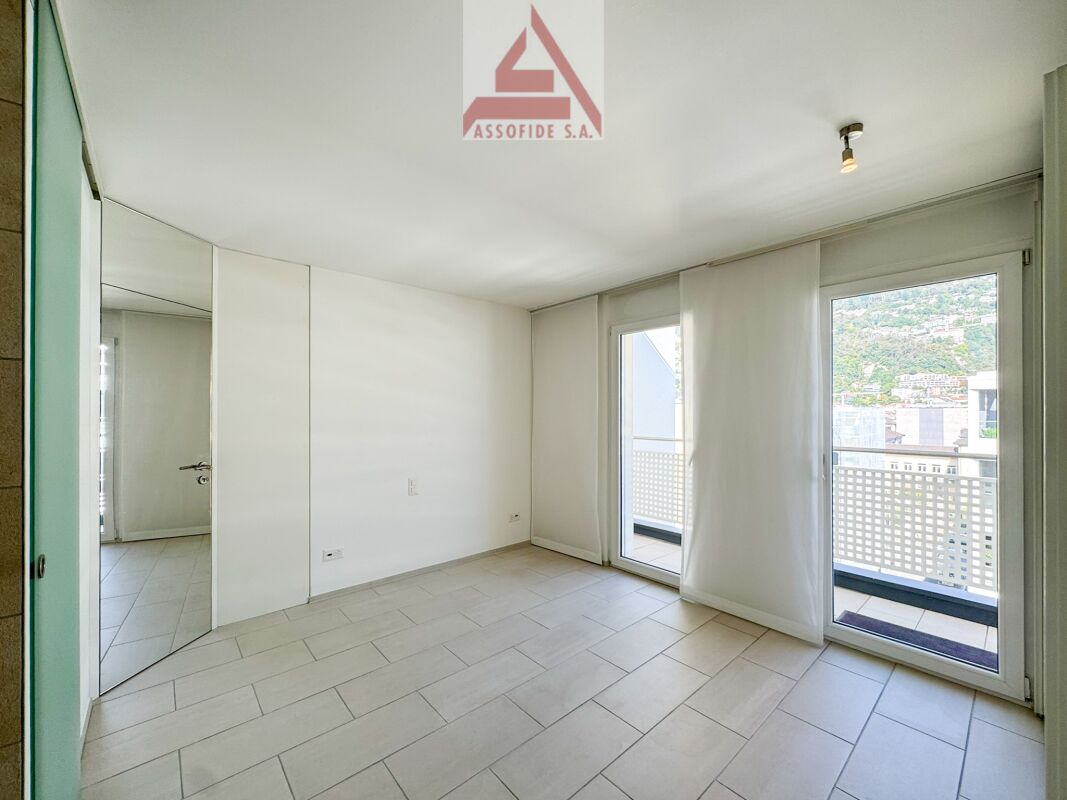 Helles Schlafzimmer mit Balkon und Schiebetür