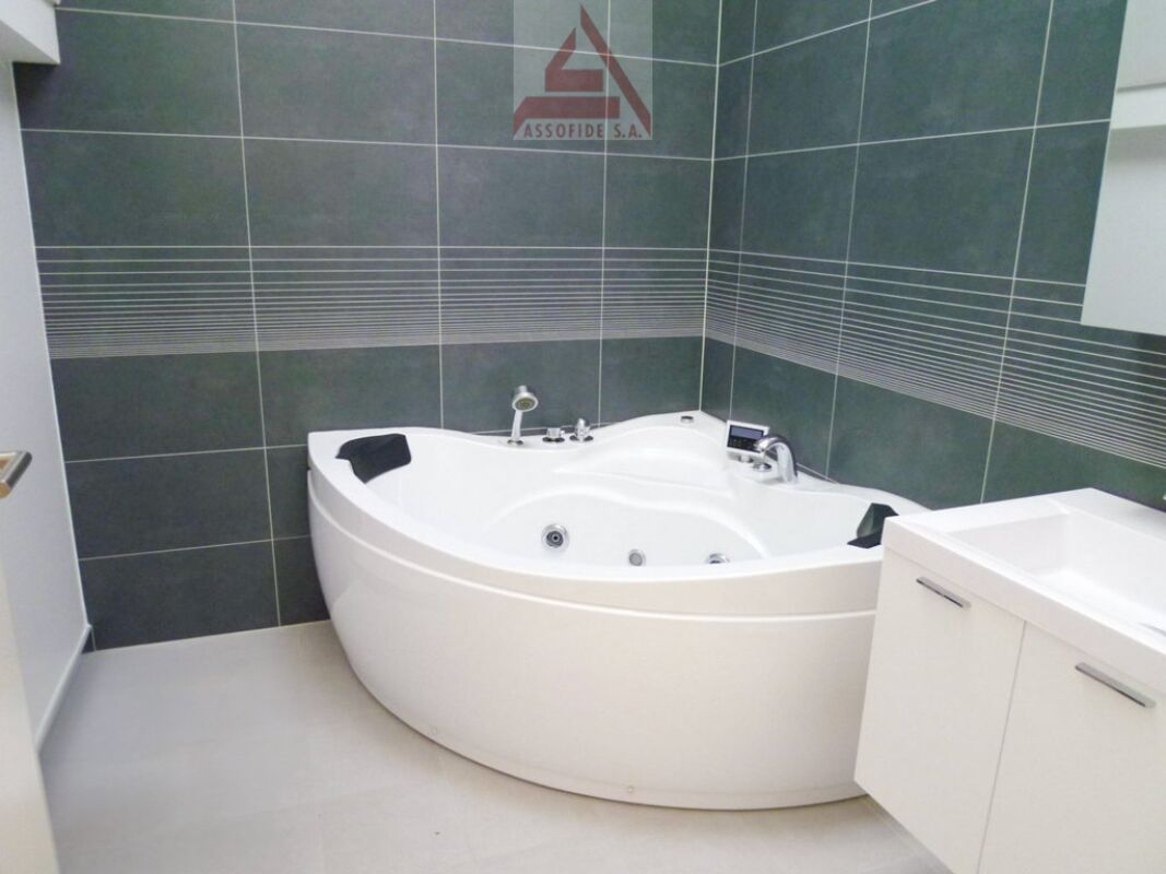 Badezimmer mit Whirlpool-Badewanne