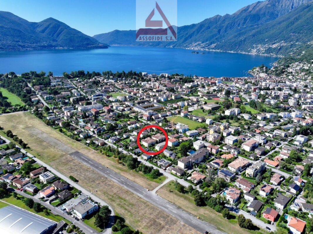Luftaufnahme einer Seelandschaft mit Wohngebiet