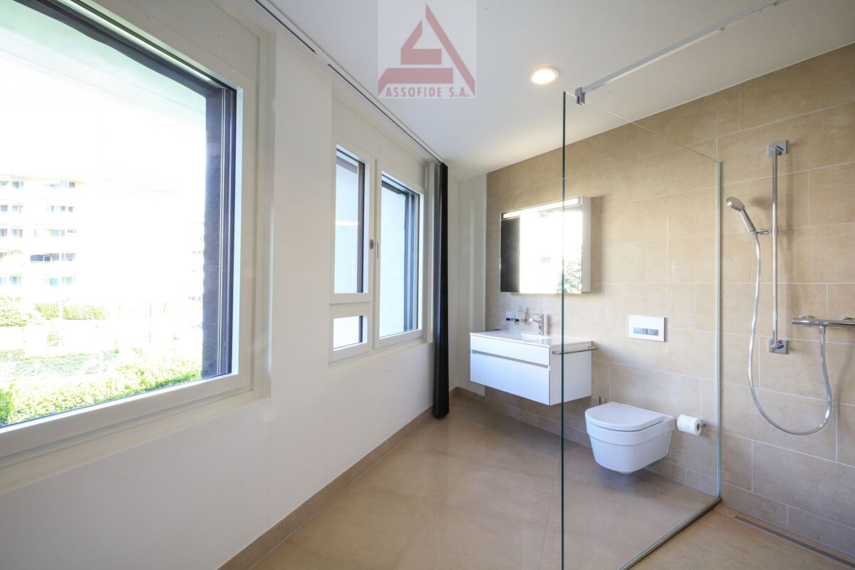 Modernes Badezimmer mit begehbarer Dusche