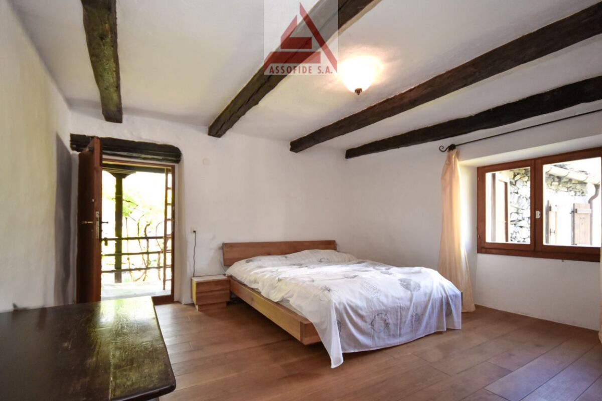 Rustikales Schlafzimmer mit sichtbaren Holzbalken