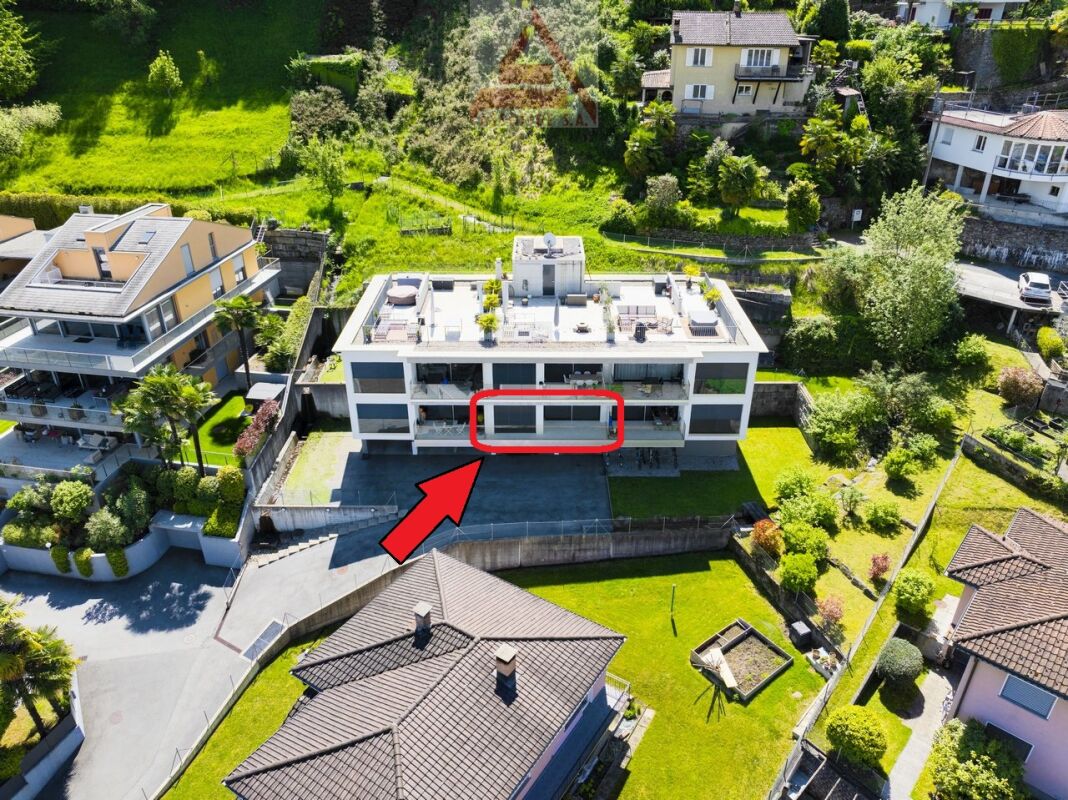 Moderne Villa mit Terrasse und Garten von oben