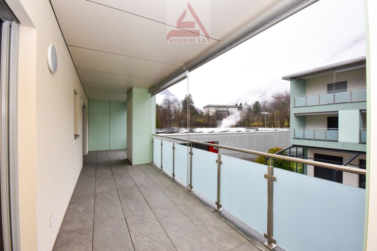 Überdachter Balkon mit Glasgeländer