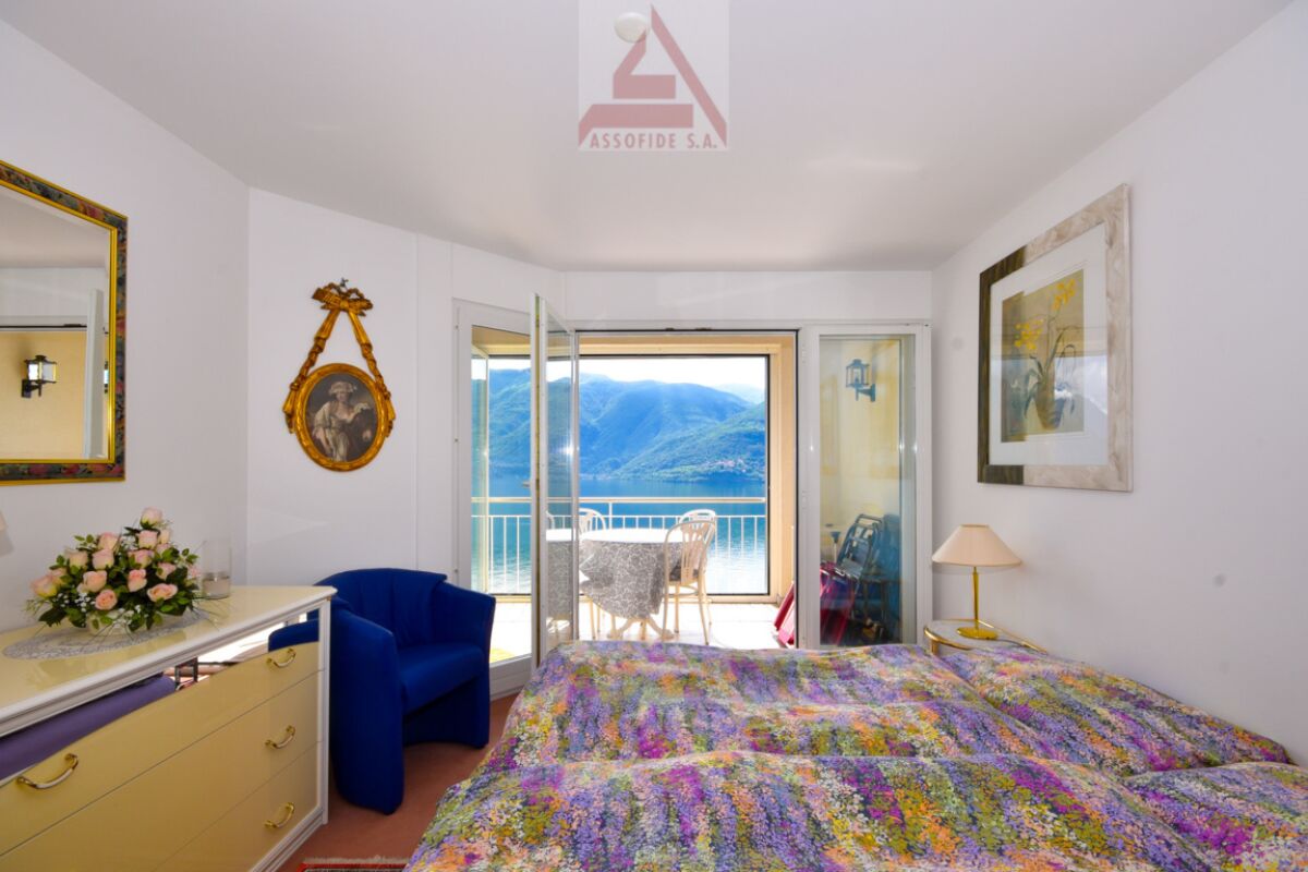 Schlafzimmer mit Balkonblick auf See und Berge
