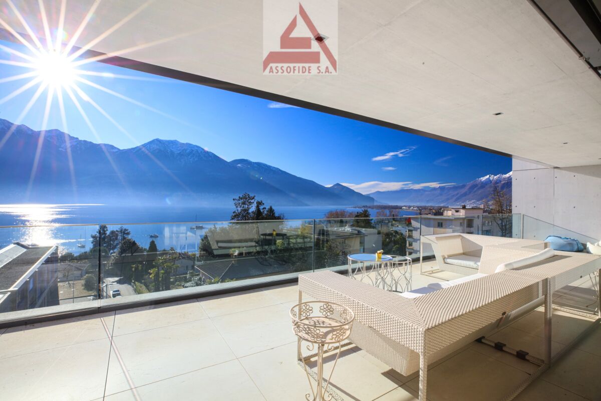 Terrasse mit Seeblick und Bergen