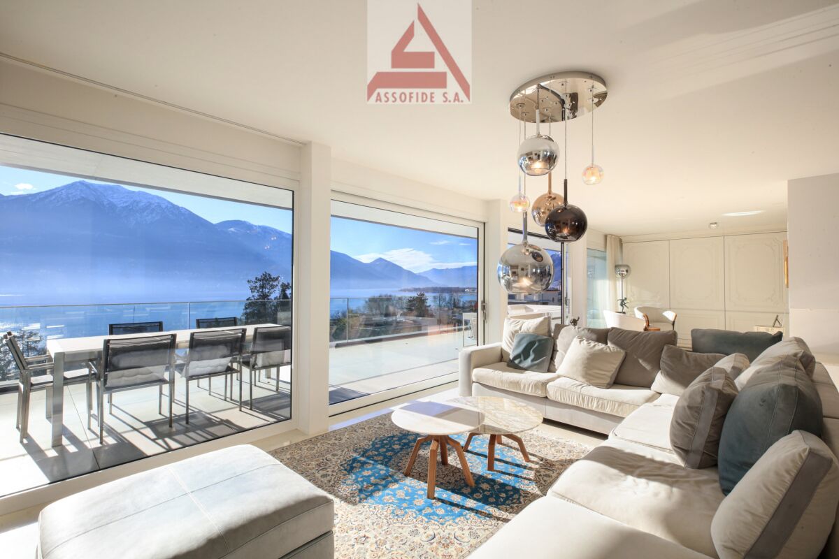 Luxuriöses Wohnzimmer mit Seeblick