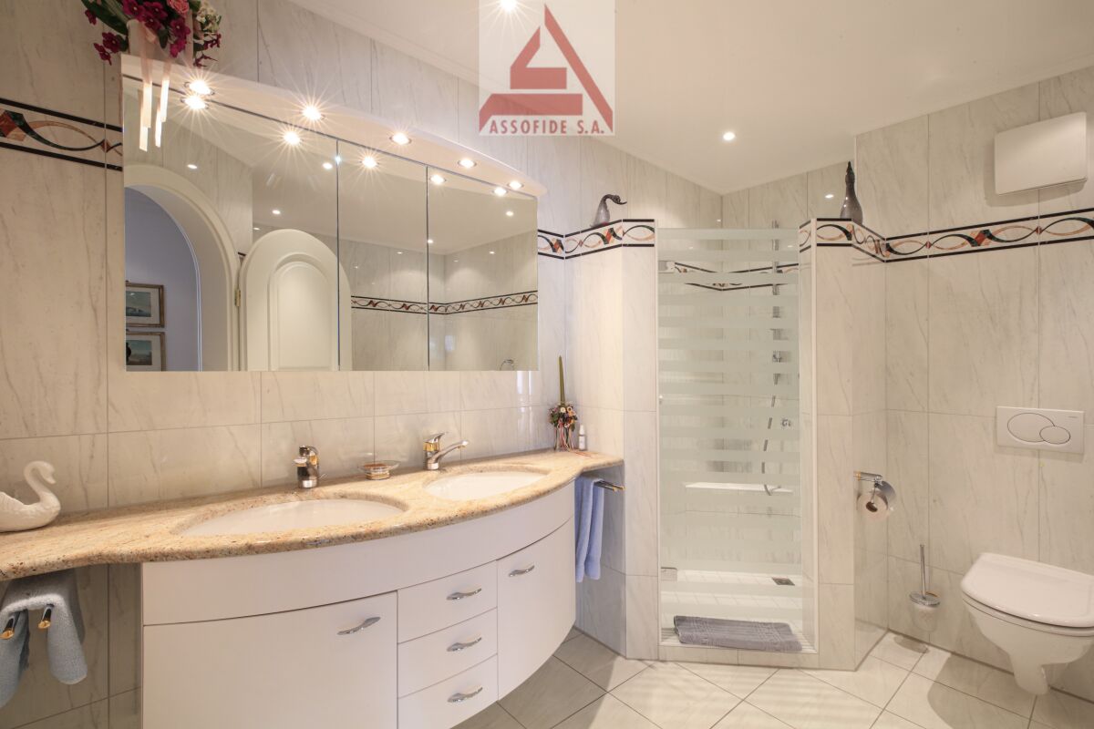 Modernes Badezimmer mit Doppelwaschtisch und Dusche